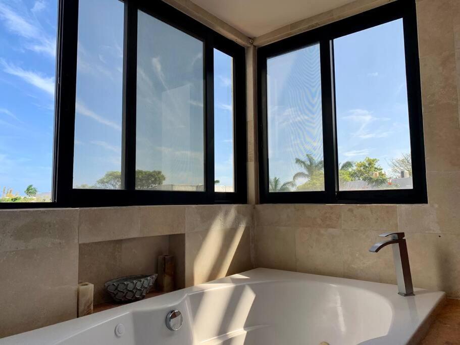 Charming Lagoon Front Villa By Casa Paraiso Cancún Eksteriør billede